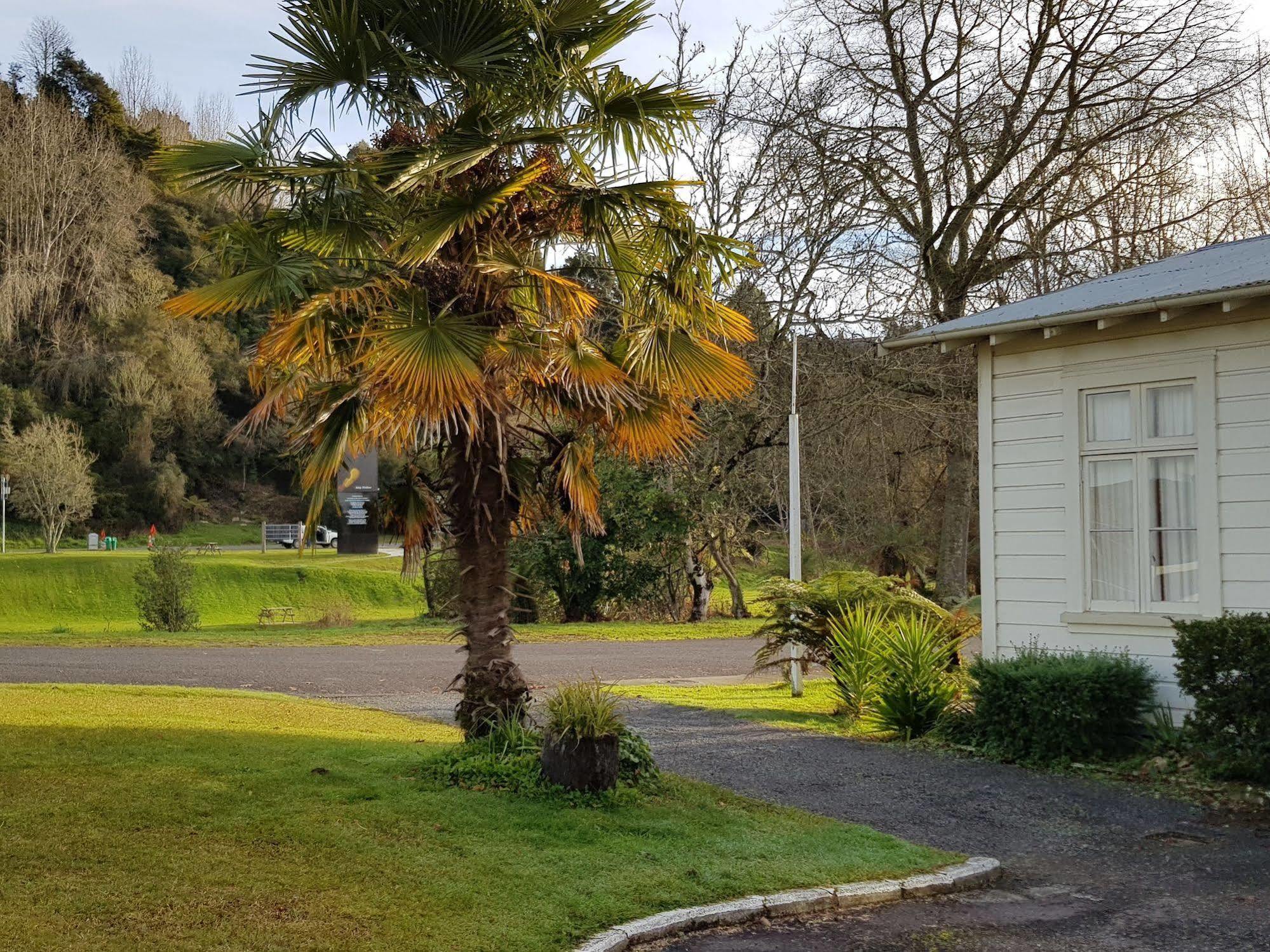 Kelly'S Riverside Motel Taumarunui Exterior photo